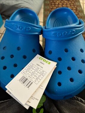 CROCS Classic Clog in Bright Blue